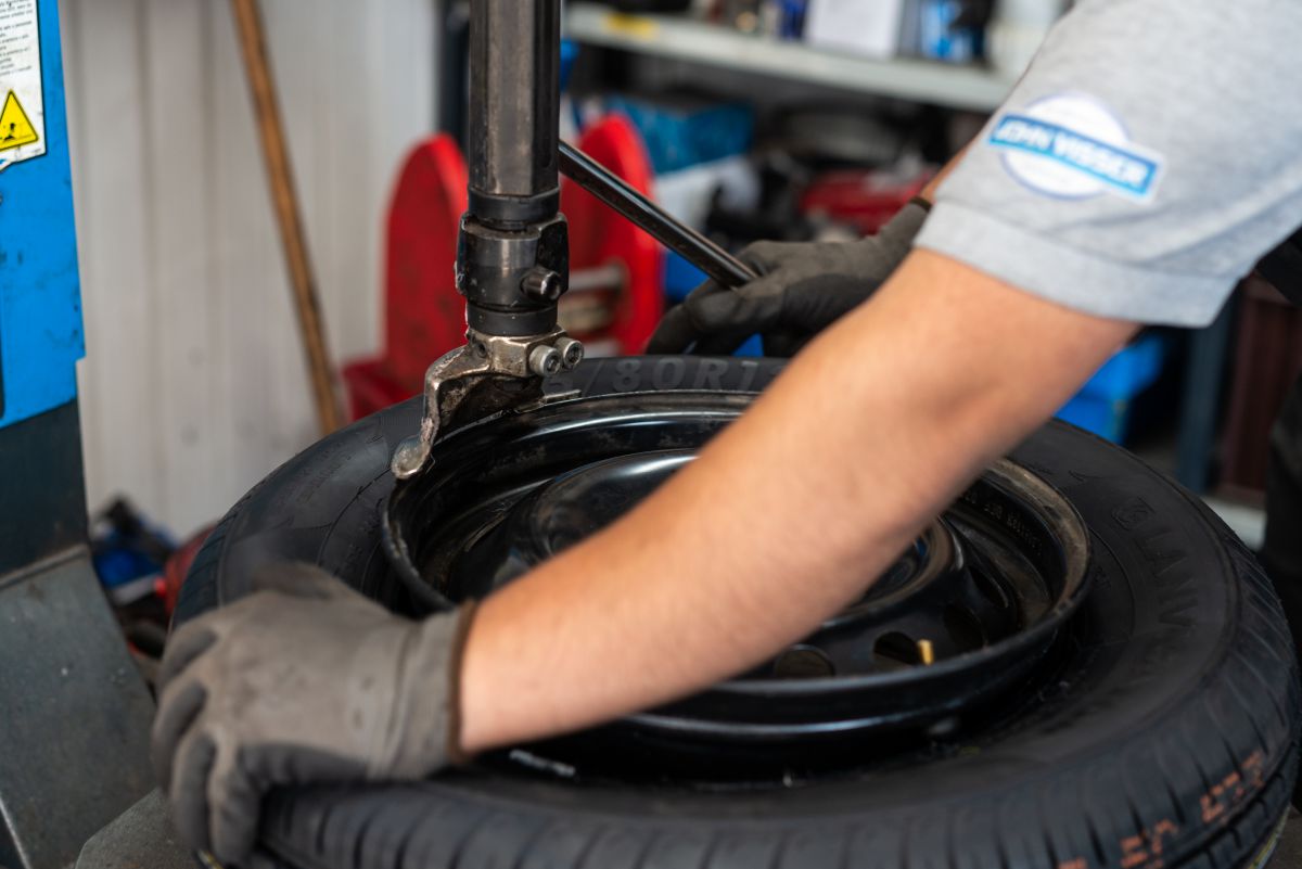 Banden monteren en balanceren bij Autobedrijf John Visser Banden monteren en balanceren bij Autobedrijf John Visser