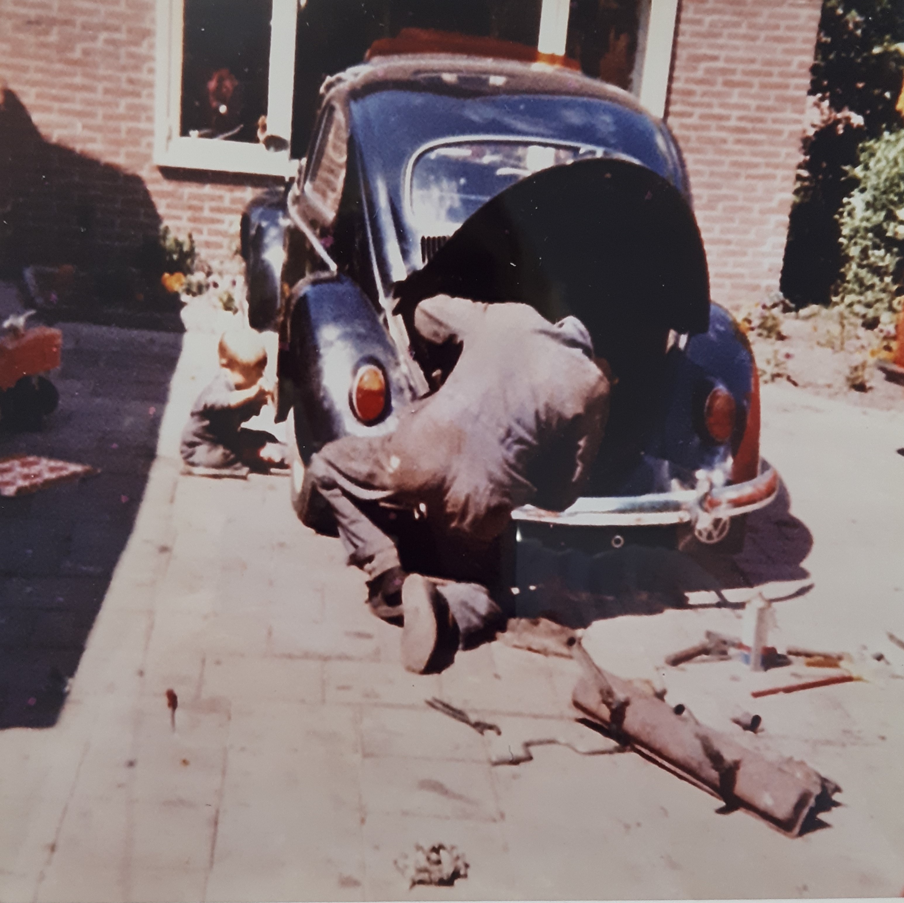 John Visser helpt zijn vader John Visser helpt zijn vader
